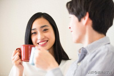 ​女生主动找男生聊天代表什么，留心看，她不一定是爱上你