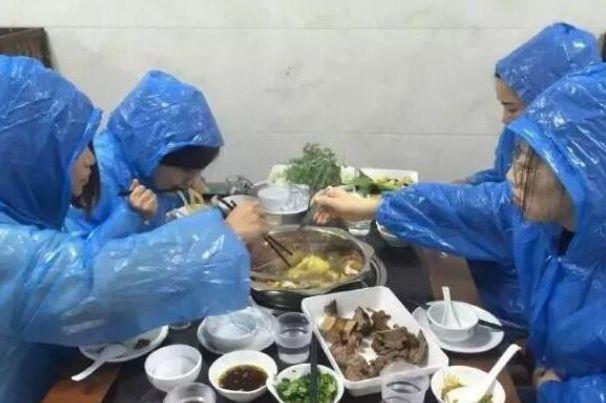 4个姑娘穿雨衣吃火锅走红，原因让人哭笑不得，不愧吃货界高手