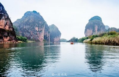 ​江西龙虎山未解之谜，悬崖墓穴远离地面，古人却能将棺木安放其中