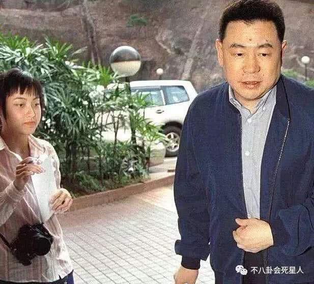 看女首富甘比当娱记时的照片，就知道她成刘銮雄老婆不是意外