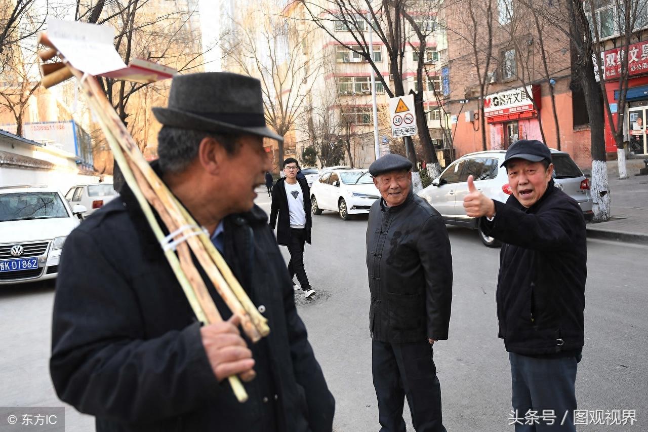 山西古稀老人20年制作上万根拐杖，免费供路人使用，只为助人为乐