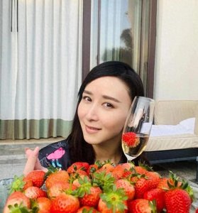 ​胡静和朱兆祥已经结婚15年了，前妻杨紫琼现任胡静，都是大美人呀