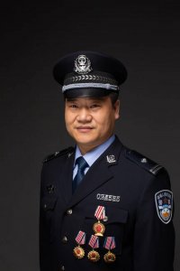 ​反诈警官老陈：从爆红到辞职，褪去了警察身份，他还能走多远？