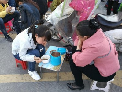 ​“陪读3年考了个大专”，妈妈压力过大，等孩子睡着偷偷出门发泄