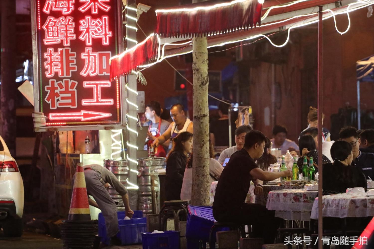 青岛午夜有条街，就算暴雨倾城也必须酒肉飘香虾贝满桌