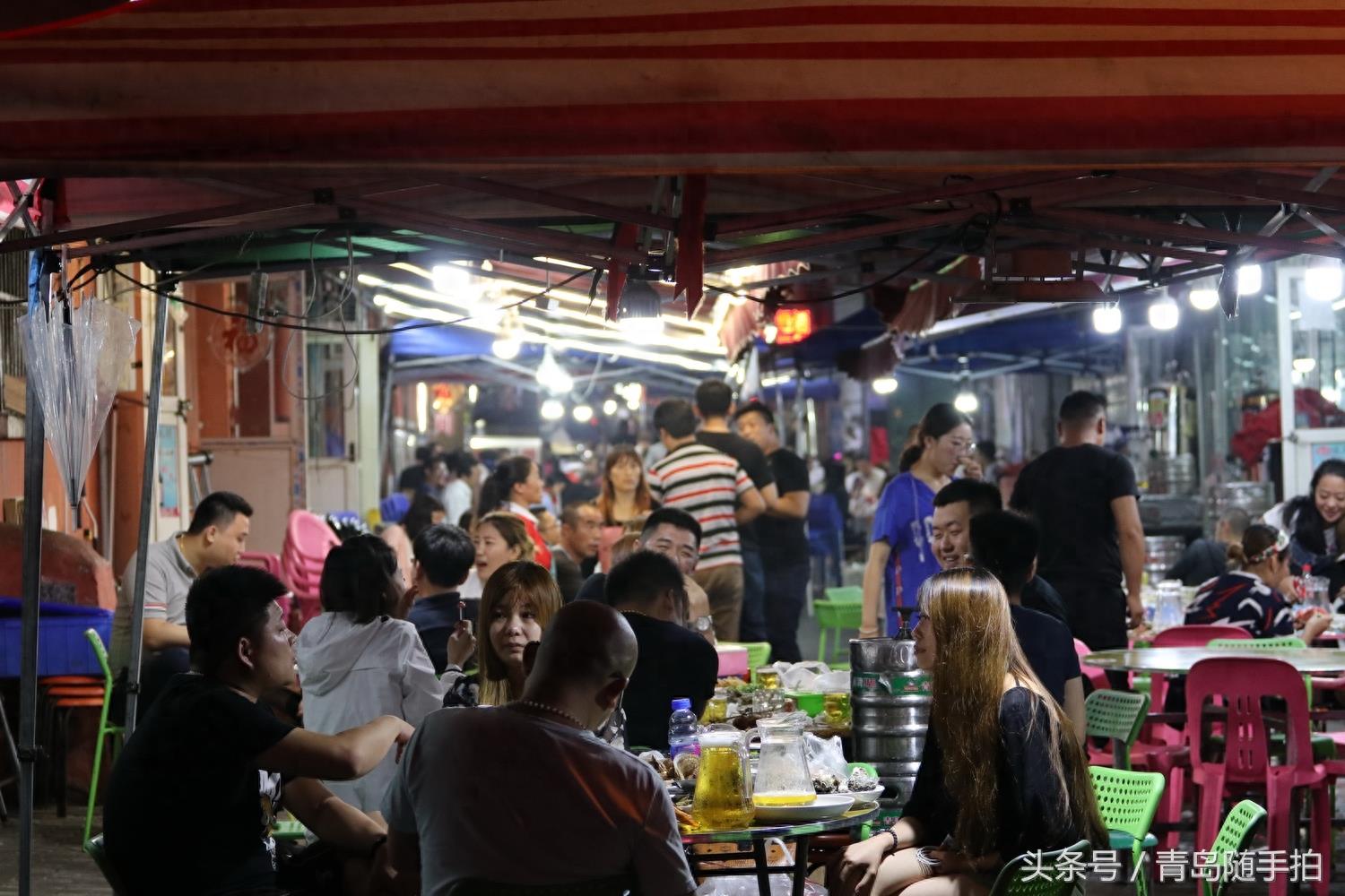 青岛午夜有条街，就算暴雨倾城也必须酒肉飘香虾贝满桌