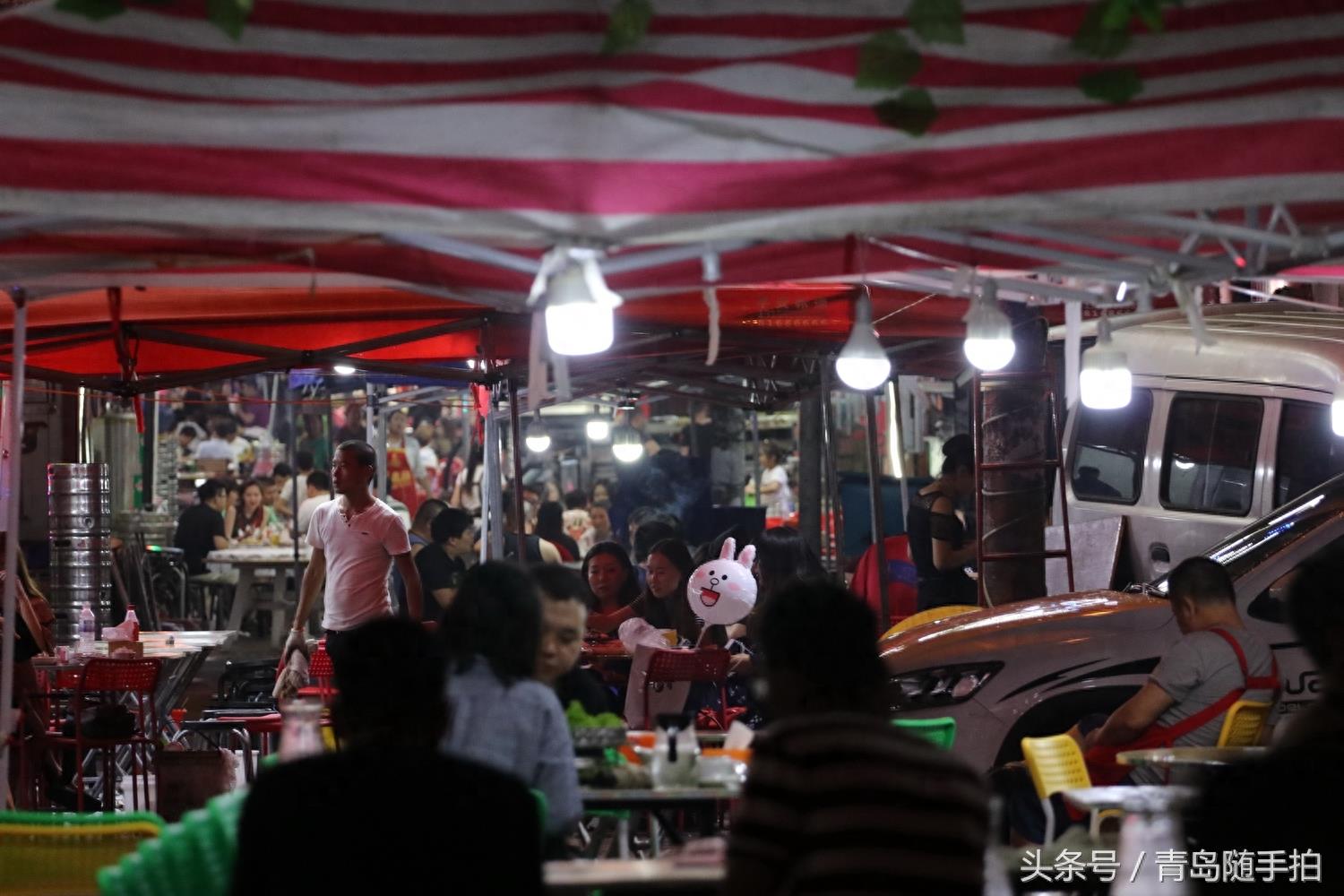 青岛午夜有条街，就算暴雨倾城也必须酒肉飘香虾贝满桌