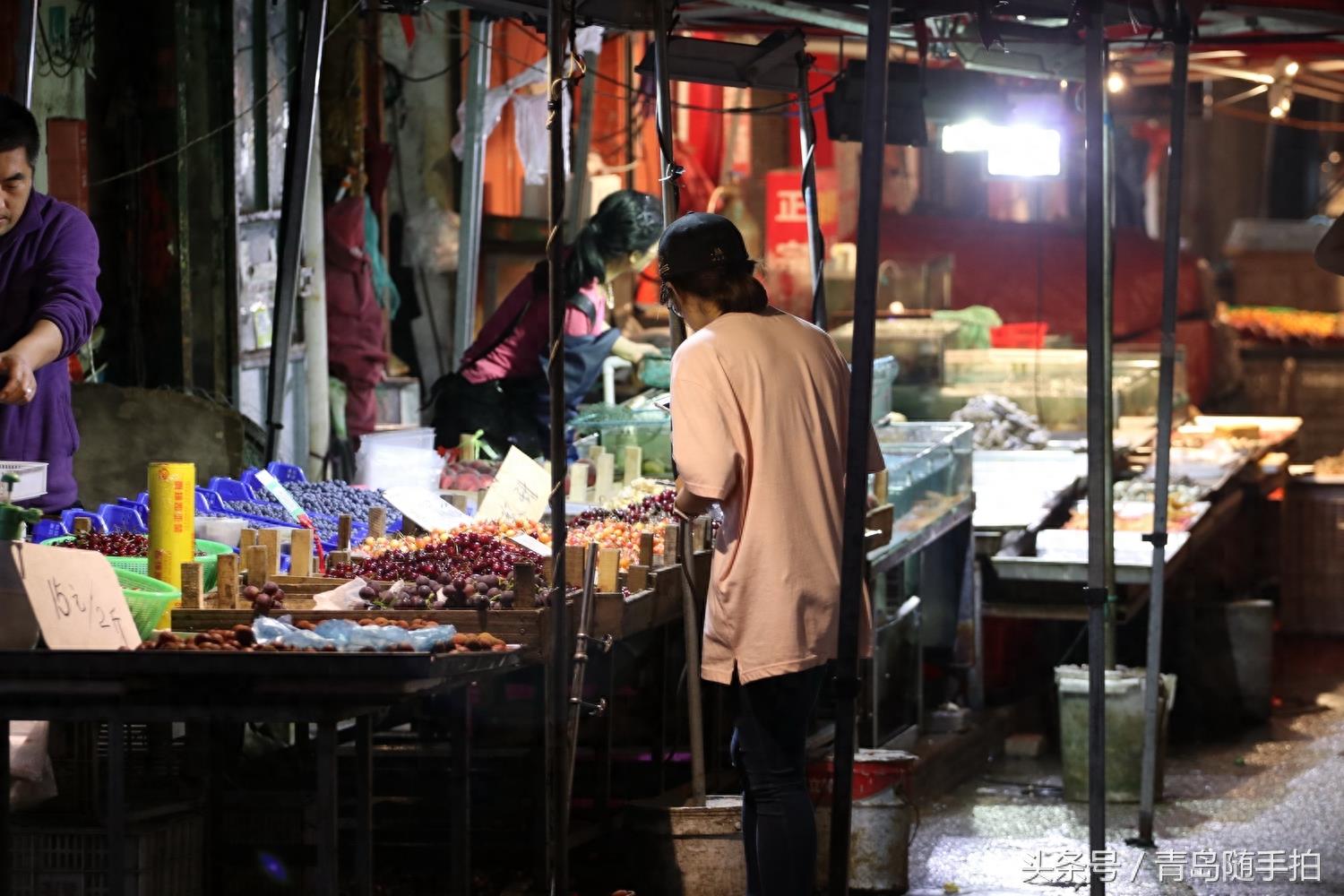 青岛午夜有条街，就算暴雨倾城也必须酒肉飘香虾贝满桌